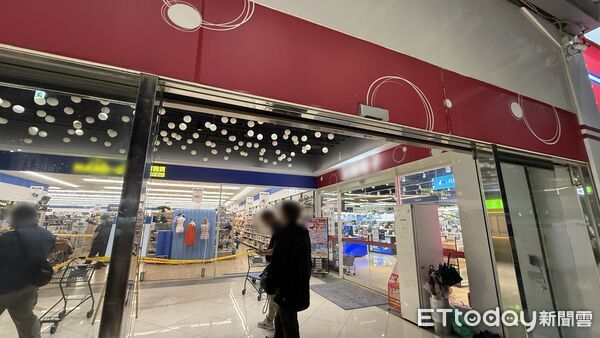 ▲台南永康吳姓男子持武士刀揮舞引發民眾報警，警方在壓制吳男時意外發生警槍走火，擊中吳男頸部送醫搶救，目前已完成手術移入加護病房治療觀察。（記者林云翻攝，下同）