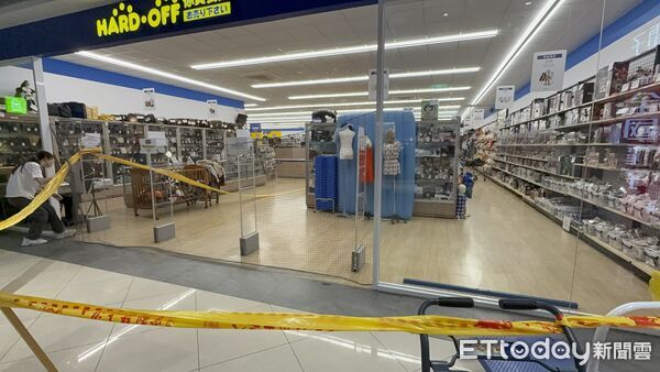 ▲台南永康吳姓男子持武士刀揮舞引發民眾報警，警方在壓制吳男時意外發生警槍走火，擊中吳男頸部送醫搶救，目前已完成手術移入加護病房治療觀察。（記者林云翻攝，下同）