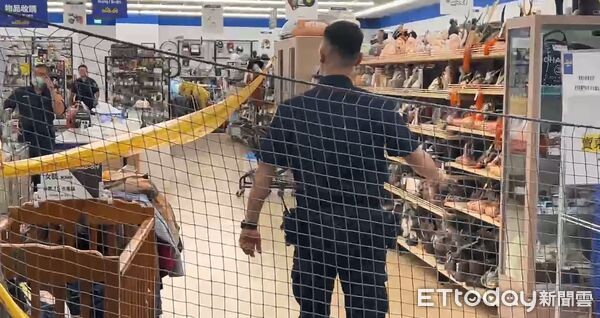 ▲台南永康吳姓男子持武士刀揮舞引發民眾報警，警方在壓制吳男時意外發生警槍走火，擊中吳男頸部送醫搶救，目前已完成手術移入加護病房治療觀察。（記者林云翻攝，下同）