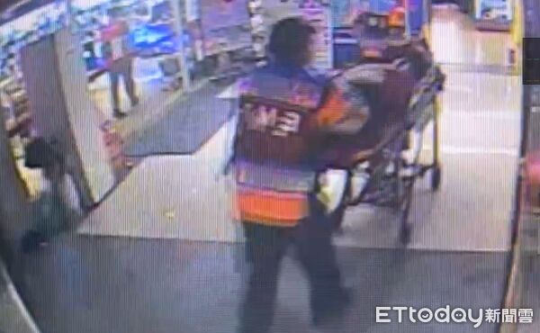 ▲台南永康吳姓男子持武士刀揮舞引發民眾報警，警方在壓制吳男時意外發生警槍走火，擊中吳男頸部送醫搶救，目前已完成手術移入加護病房治療觀察。（記者林云翻攝，下同）