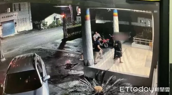 ▲▼2人當天飲酒及醉倒路旁畫面。（圖／鳳林警分局提供，下同）