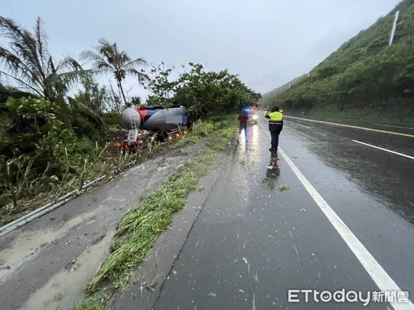 ▲▼台東槽車失控跨越對向車道、衝往樹林。（圖／記者楊晨東翻攝）