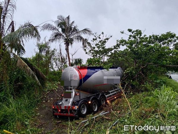 ▲▼台東槽車失控跨越對向車道、衝往樹林。（圖／記者楊晨東翻攝）