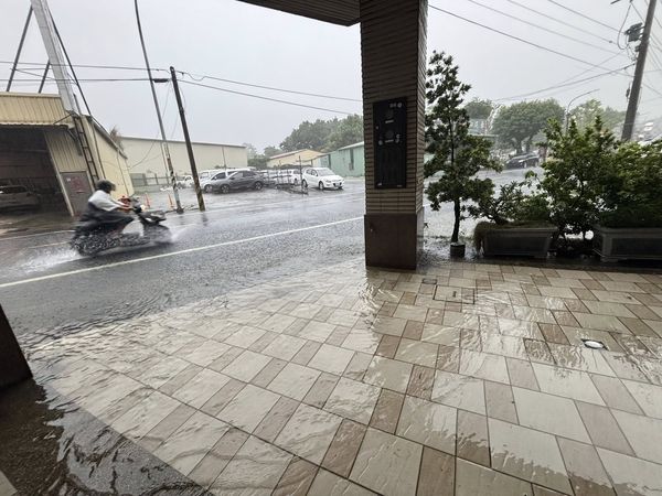 ▲▼高雄仁武鳥松發生積淹水。（圖／翻攝自fb／{仁武人}※大小事）