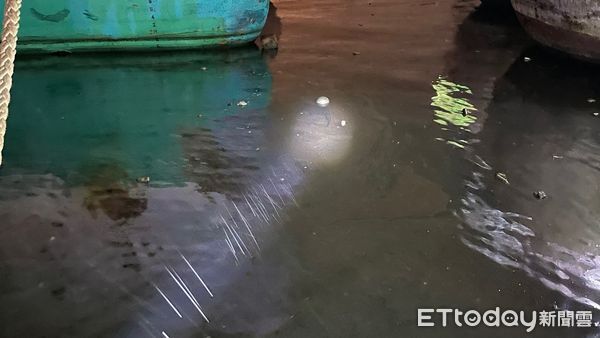 ▲高雄市一名男子騎機車墜入漁港             。（圖／記者吳奕靖翻攝）