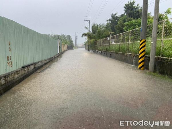 ▲▼高雄持續性大雨，梓官區目前信義路一巷有積淹水情勢，已請梓官分駐所現場拉警戒線避免人車進入。（圖／翻攝高雄市議員陸淑美臉書）
