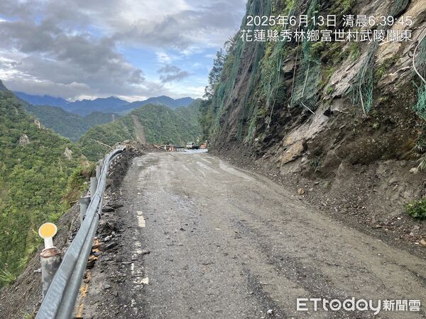 ▲▼中橫公路豁然亭路段12日下午上邊坡坍方阻斷交通。（圖／公路局提供，下同）