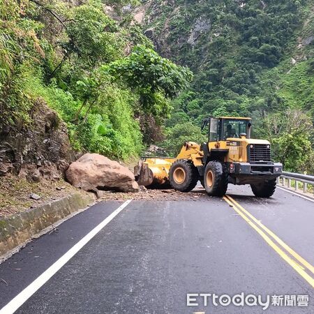 ▲▼中橫公路豁然亭路段12日下午上邊坡坍方阻斷交通。（圖／公路局提供，下同）