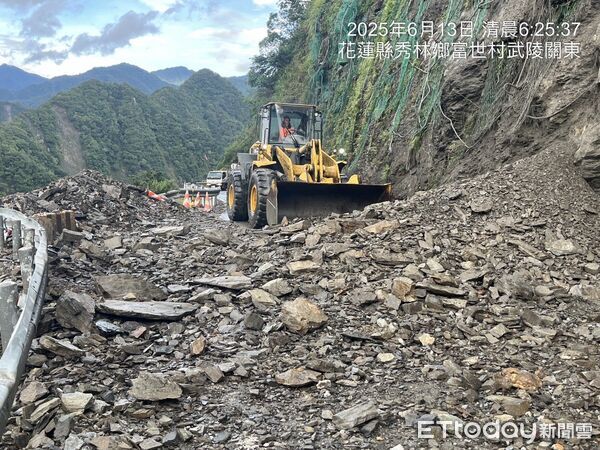 ▲▼中橫公路豁然亭路段12日下午上邊坡坍方阻斷交通。（圖／公路局提供，下同）