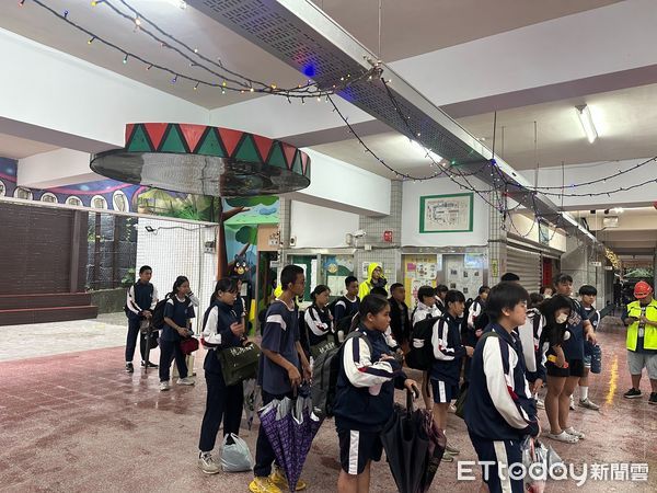 ▲▼山區暴雨緊急停課！高雄桃源國中火速撤離45人　畫面曝光。（圖／記者賴文萱翻攝）