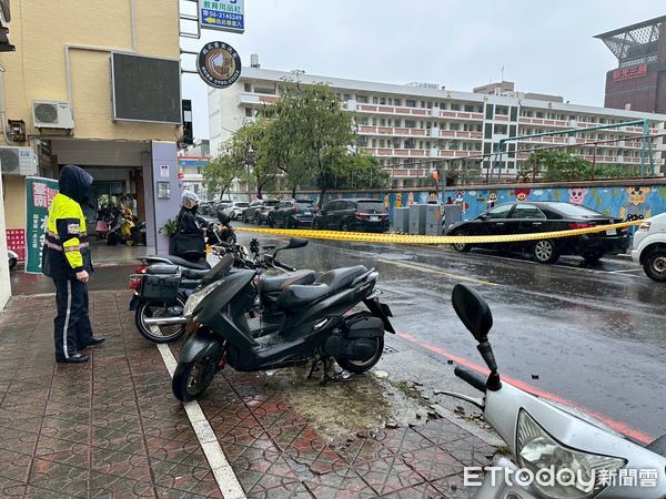 ▲台南市中西區南寧街一棵路樹13日早上因強降雨倒塌，警方拉起封鎖線警戒。（記者林東良翻攝，下同）