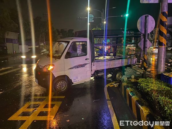 ▲▼小貨車打滑自撞安全島、路樹。（圖／記者許宥孺翻攝）