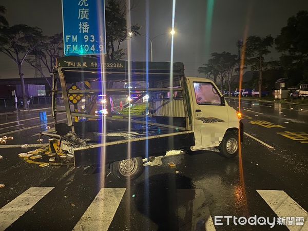 ▲▼小貨車打滑自撞安全島、路樹。（圖／記者許宥孺翻攝）