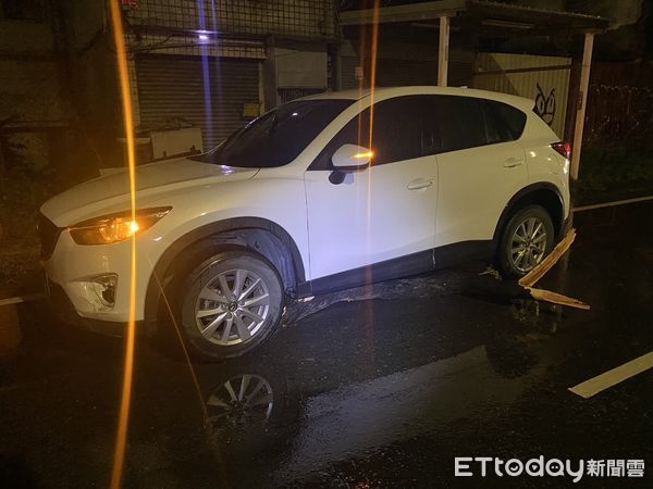 ▲▼小貨車打滑自撞安全島、路樹。（圖／記者許宥孺翻攝）