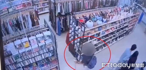 ▲▼       武士刀男進賣場畫面曝！3警槍直接瞄準喝令坐下       。（圖／記者林東良翻攝）