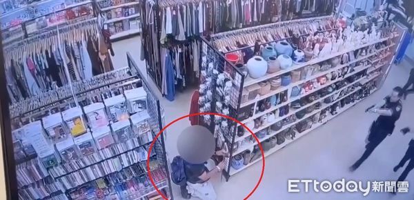 ▲▼       武士刀男進賣場畫面曝！3警槍直接瞄準喝令坐下       。（圖／記者林東良翻攝）