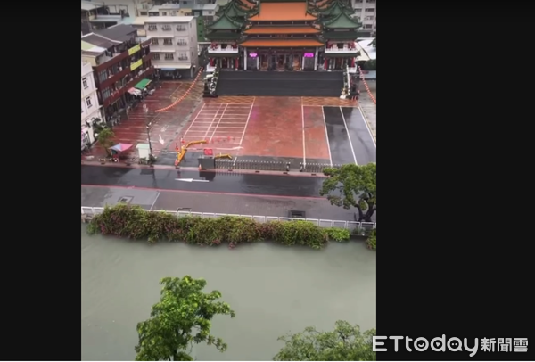 雨炸高雄！幸福川水位暴漲險溢流淹宮廟　住戶驚：這雨量太誇張