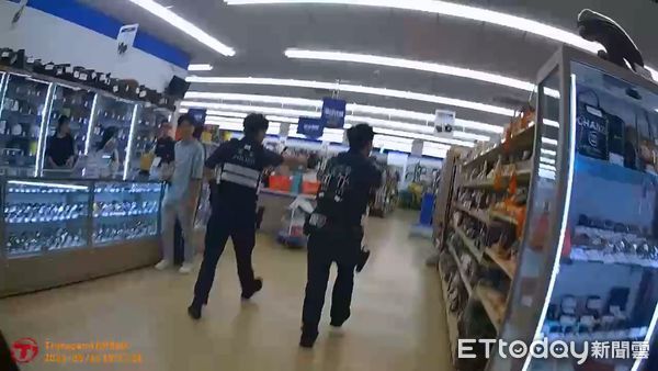▲▼ 武士刀男進賣場畫面曝！3警槍直接瞄準喝令坐下 。（圖／記者林東良翻攝）