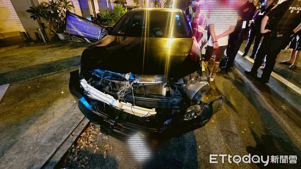 ▲毒蟲疑似剛施用毒品開車上路，自撞路旁轎車和招牌，警方到場在車內查獲毒品法辦。（圖／記者楊永盛翻攝）