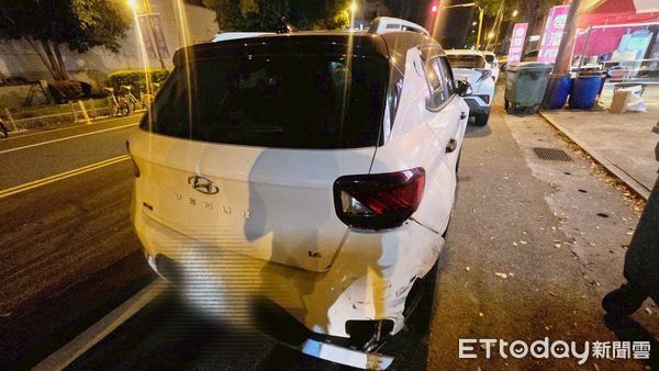 ▲毒蟲疑似剛施用毒品開車上路，自撞路旁轎車和招牌，警方到場在車內查獲毒品法辦。（圖／記者楊永盛翻攝）