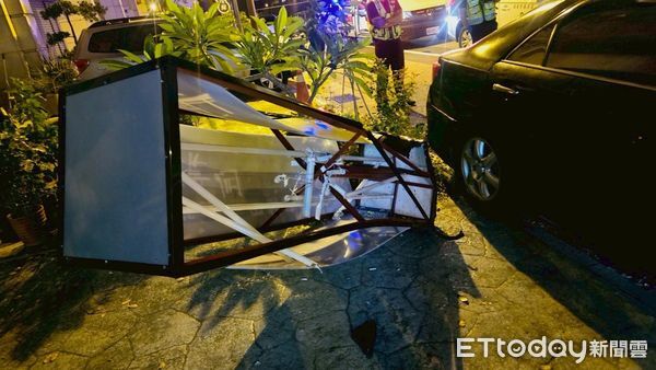 ▲毒蟲疑似剛施用毒品開車上路，自撞路旁轎車和招牌，警方到場在車內查獲毒品法辦。（圖／記者楊永盛翻攝）