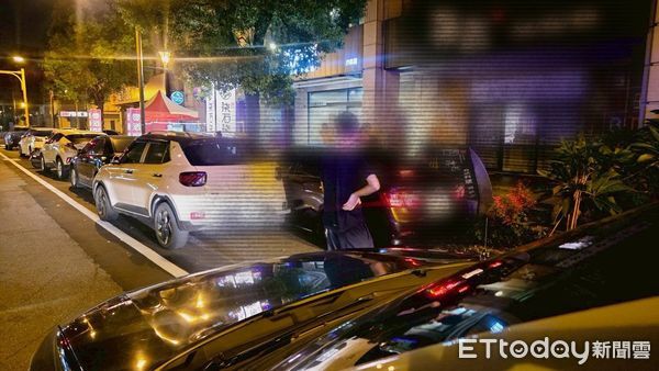 ▲毒蟲疑似剛施用毒品開車上路，自撞路旁轎車和招牌，警方到場在車內查獲毒品法辦。（圖／記者楊永盛翻攝）