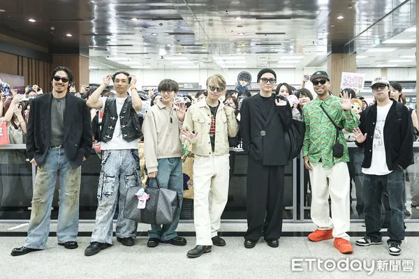 ▲EXILE放浪兄弟抵台接機。（圖／記者林敬旻攝）
