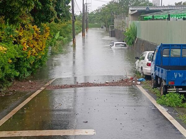 ▲高雄大寮民華街發生嚴重積水，車輛險滅頂。（圖／翻攝自記者爆料網）