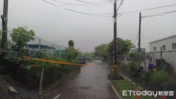 ▲高雄大寮民華街發生嚴重積水，車輛險滅頂。（圖／記者許宥孺翻攝）