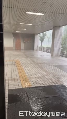 ▲高雄餐旅大學風勢超大，學生傻眼：門都要被吹爆了。（圖／翻攝自threads／clj112授權）