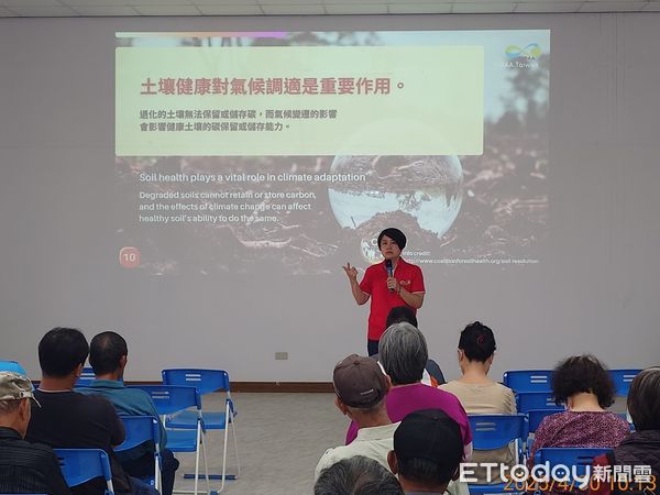 ▲▼利用稻草編織成草蓆鋪設覆蓋，防治雜草及揚塵，也可變身成藝術作品供觀賞。（圖／花蓮縣政府提供，下同）