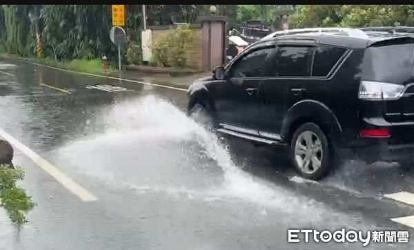 ▲彰化大村山腳路淹成黃泥道。（圖／民眾提供）