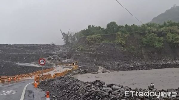 ▲▼高雄暴雨山區現況曝光！1區「土石流黃色警戒」，急撤離38人。（圖／記者賴文萱翻攝）