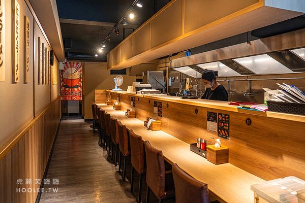 ▲▼臥龍拉麵 小港店。（圖／部落客虎麗笑嗨嗨授權提供）