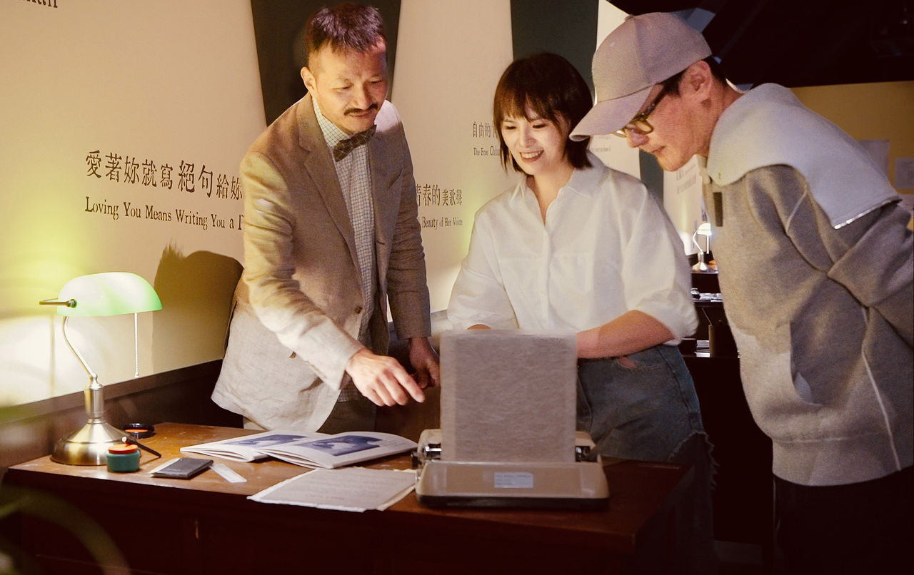 ▲▼張信哲、蘇打綠馨儀參觀特展「摩登時代：唱片轉動‧流行誕生」。（圖／潮水音樂提供）