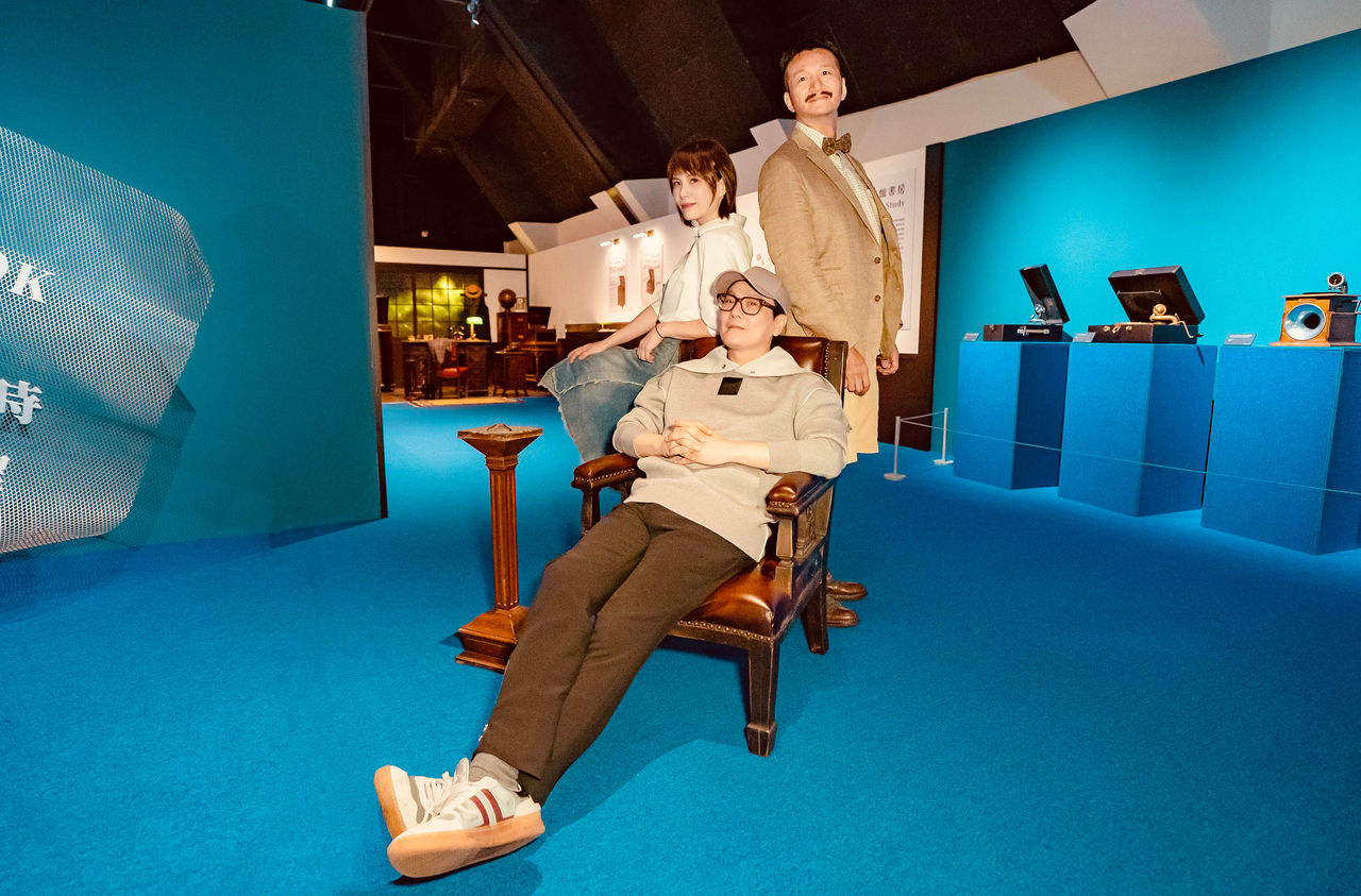 ▲▼張信哲、蘇打綠馨儀參觀特展「摩登時代：唱片轉動‧流行誕生」。（圖／潮水音樂提供）