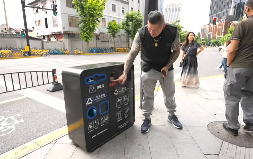 ▲▼ 館長,垃圾桶。（圖／翻攝館長惡名昭彰）