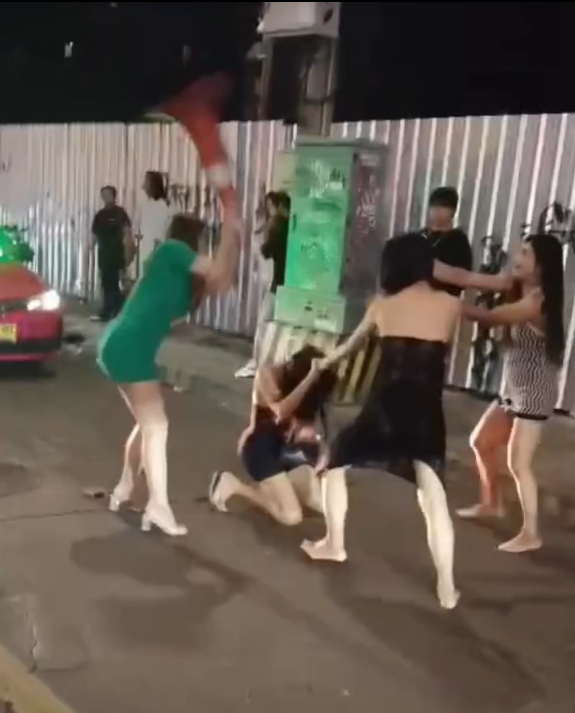 ▲▼泰菲變性人大戰！穿緊身短裙「不顧走光」　曼谷街頭鬥毆畫面曝。（圖／翻攝自Facebook／Naeya Umar）