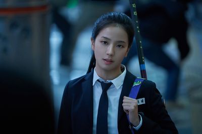 Jisoo、Nana不走甜美風!女神耍狠面貌曝光 《全知讀者視角》7月台灣上映