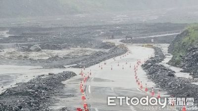 快訊/荖濃溪暴漲挾土石沖刷 沖毀南橫河床便道100m交通中斷
