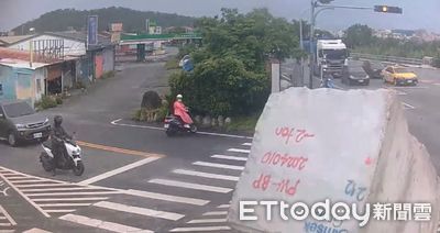 驚險畫面曝!花蓮恐怖巨石掉出車外「砸破馬路」 騎士險成肉餅
