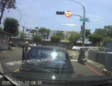 傻眼片!高雄75歲阿北「倒退嚕」撞後車 下車爆氣嗆:你撞我