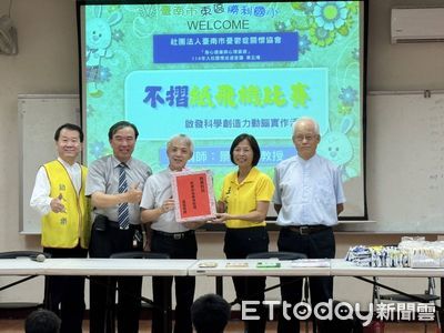 景鴻鑫進校園帶「不摺紙飛機」 王家貞推心靈教育向下紮根