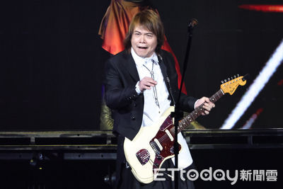 伍佰跳花朵舞「一拳擊飛麥克風」 見台下1反應突吼:回答我