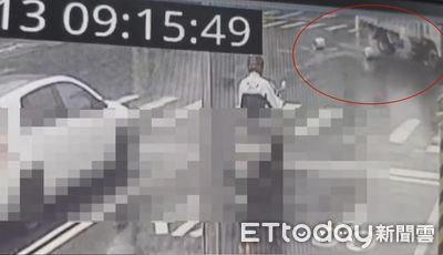 台南仁德雨天路口驚傳多部機車摔車 油桶掉落釀3騎士受傷