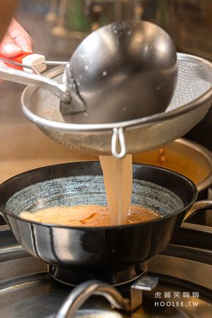 ▲▼臥龍拉麵 小港店。（圖／部落客虎麗笑嗨嗨授權提供）