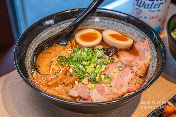 ▲▼臥龍拉麵 小港店。（圖／部落客虎麗笑嗨嗨授權提供）