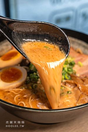 ▲▼臥龍拉麵 小港店。（圖／部落客虎麗笑嗨嗨授權提供）