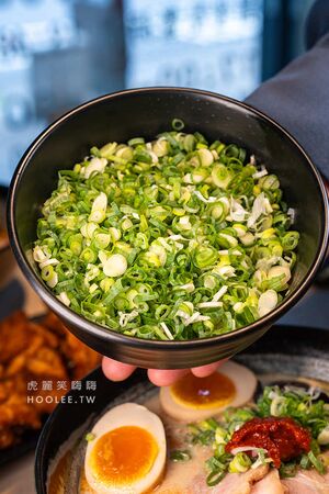 ▲▼臥龍拉麵 小港店。（圖／部落客虎麗笑嗨嗨授權提供）
