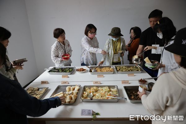 ▲導覽漢寶德先生於中橫地區所設計之建築空間-洛韶山莊與天祥青年活動中心。（圖／太管處提供，下同）